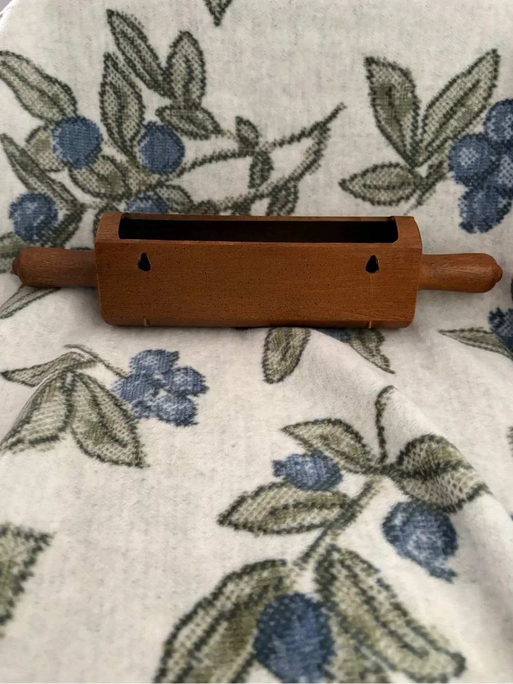 1985 Homco Home Interiors Plastic Rolling Pin Hanging Wall Pocket.
